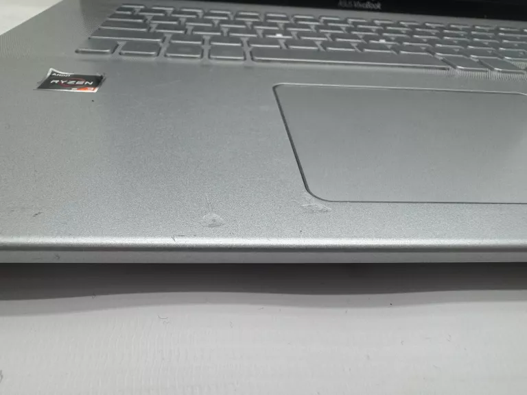 LAPTOP ASUS M712D OPIS