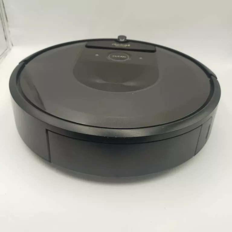 ODKURZACZ SPRZĄTAJĄCY IROBOT ROOMBA 7+ CZARNY KOMPLET