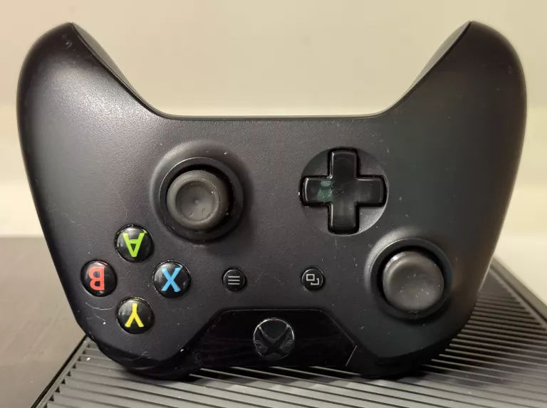 KONSOLA XBOX ONE + PAD PUDEŁKO