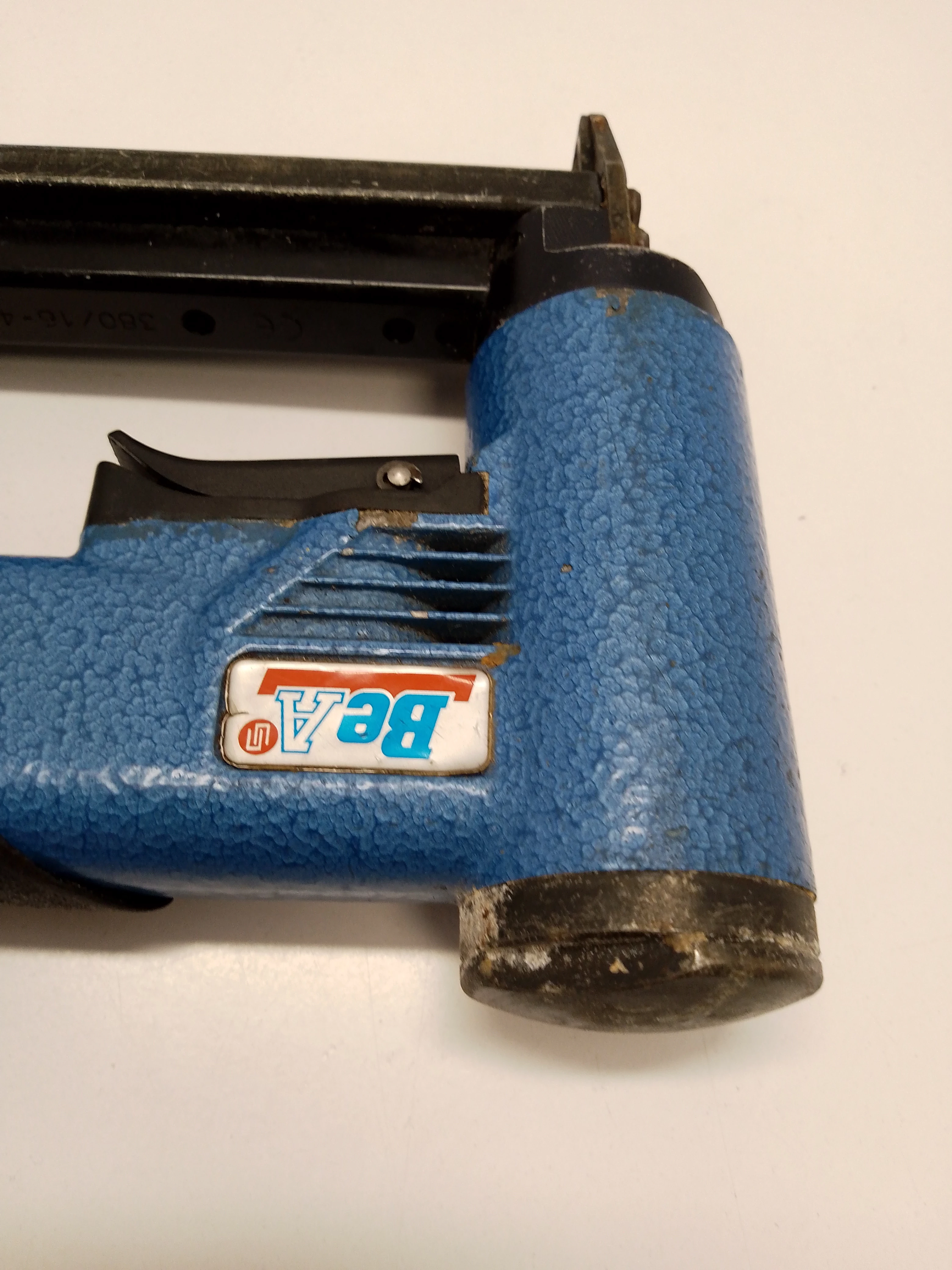 zszywacz-tapicerski-pneumatyczny-taker-bea-38016-400-opis-marka-128608-738255