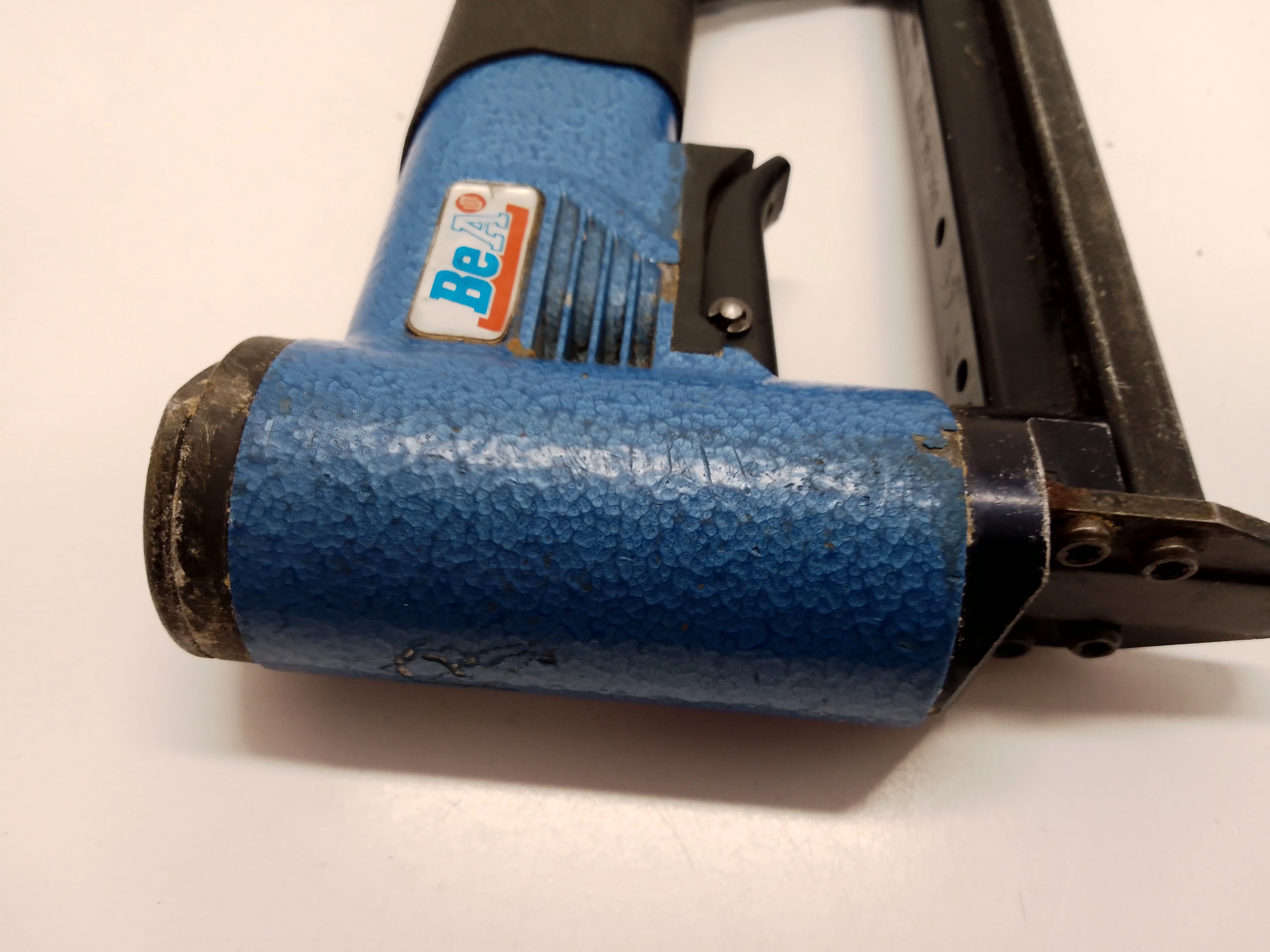 zszywacz-tapicerski-pneumatyczny-taker-bea-38016-400-opis-zasilanie-209202-1769315