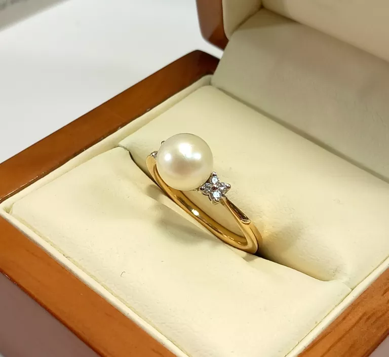 ZŁOTY PIERŚCIONEK Z PERŁĄ I DIAMENTAMI 0,08CT VS ROZMIAR - 13