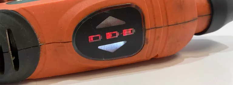 akumulatorowy-mlot-udarowy-comparator-tmk-047-zasilanie-akumulatorowe