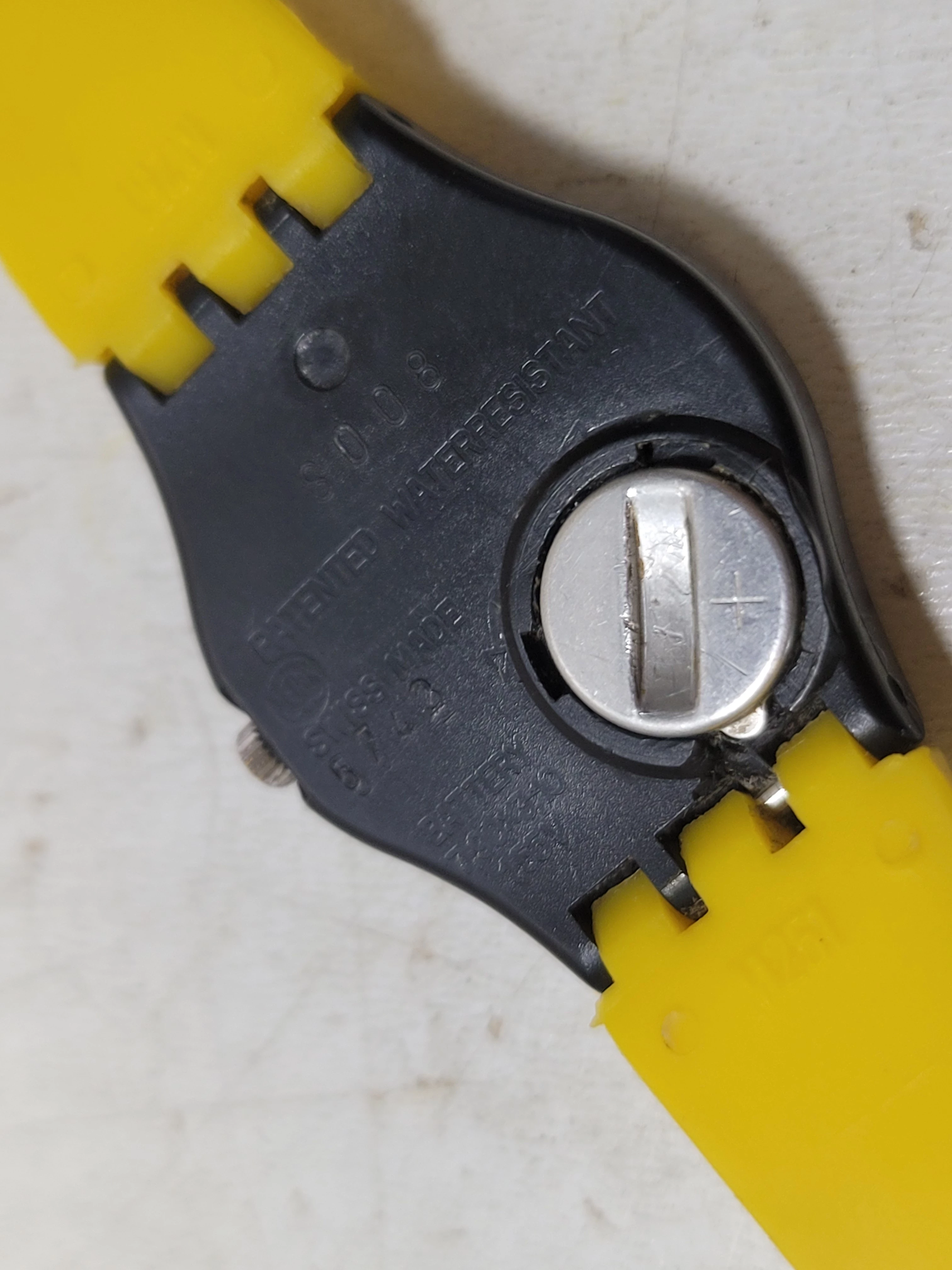 zegarek-swatch-s008-ksztalt-koperty-okragla