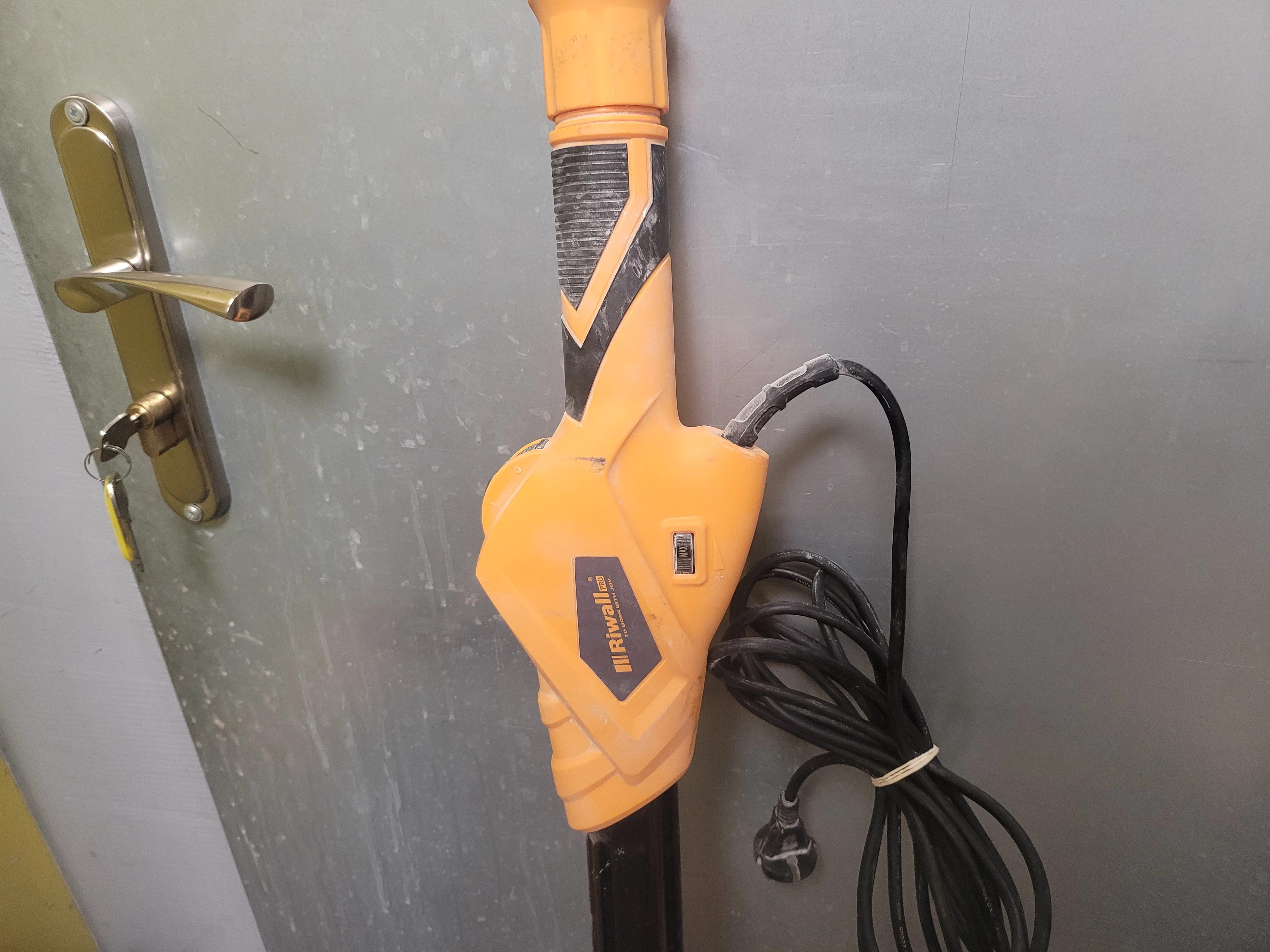 szlifierka-zyrafa-do-gipsu-1500w-riwall-pro-super-turbozaur-ean-gtin-5999885857333