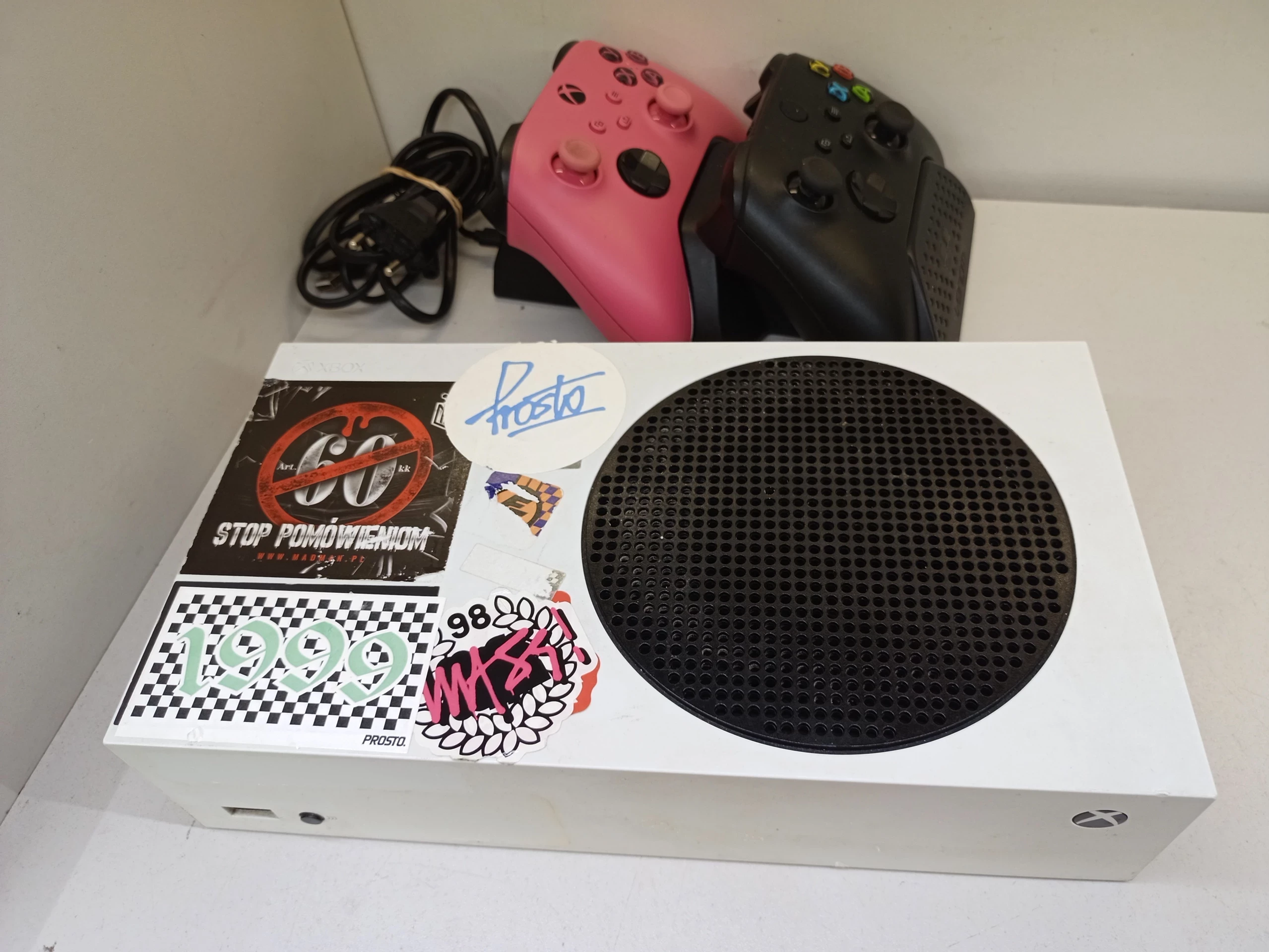 konsola-xbox-series-s-2x-pad-ladowarka-kod-producenta-rrs-00010