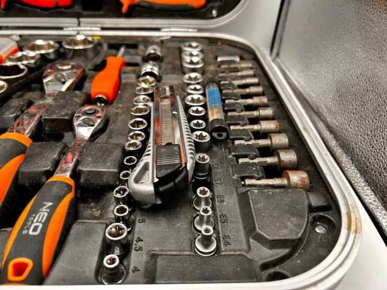 ZESTAW NARZĘDZI NEO TOOLS 108 EL. + WALIZKA