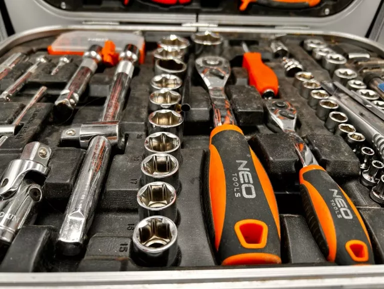 ZESTAW NARZĘDZI NEO TOOLS 108 EL. + WALIZKA