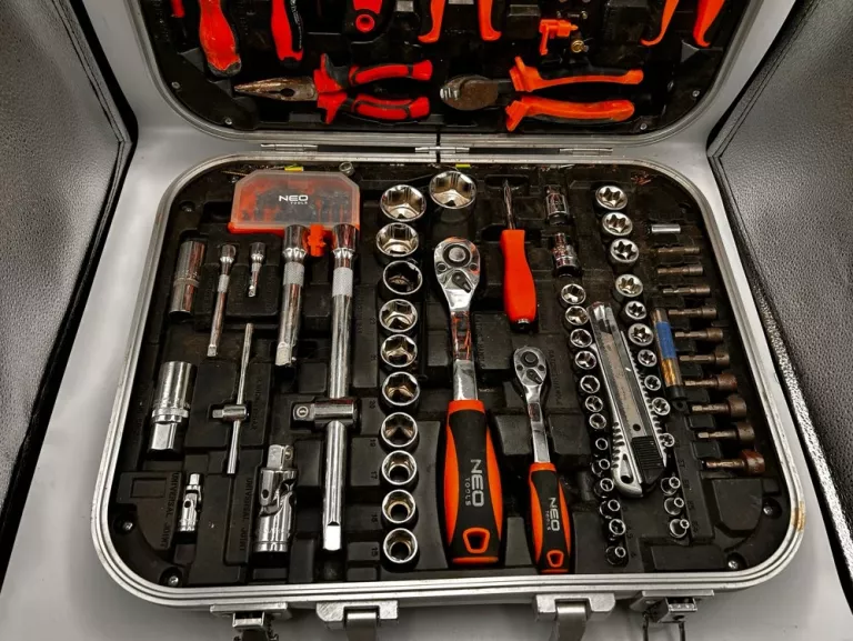 ZESTAW NARZĘDZI NEO TOOLS 108 EL. + WALIZKA