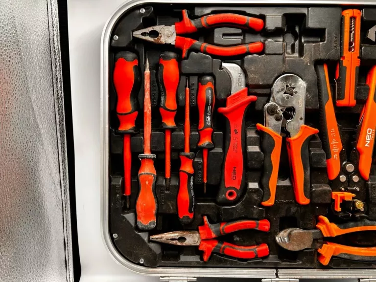 ZESTAW NARZĘDZI NEO TOOLS 108 EL. + WALIZKA