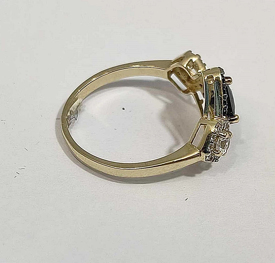 piekny-blyszczacy-pierscionek-z-czarnymi-oczkiem-585-plec-15851-1