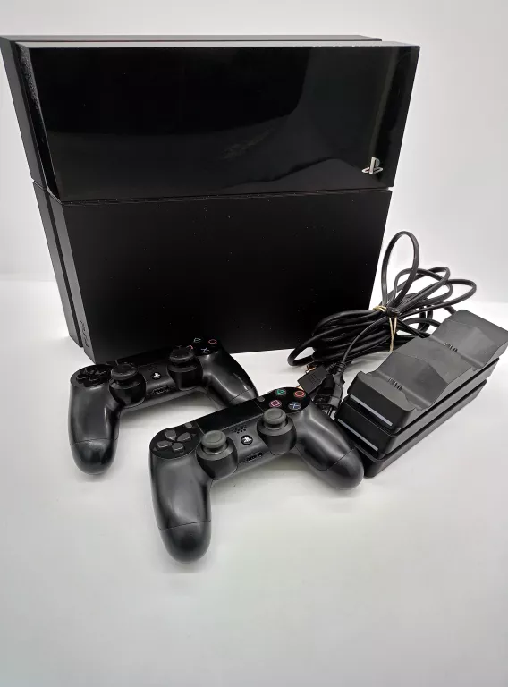 KONSOLA PS4 CUH-1116A +DWA PADY +OKABLOWANIE +STACJA ŁADUJĄCA GŁOŚNA!!!