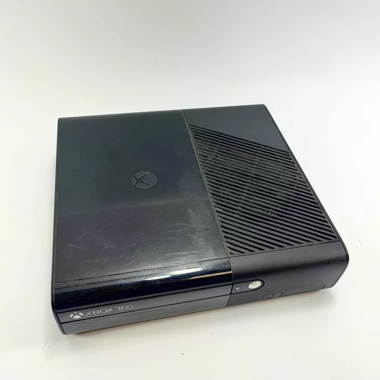 KONSOLA MICROSOFT XBOX 360 E 500 GB CZARNY 4 GRY