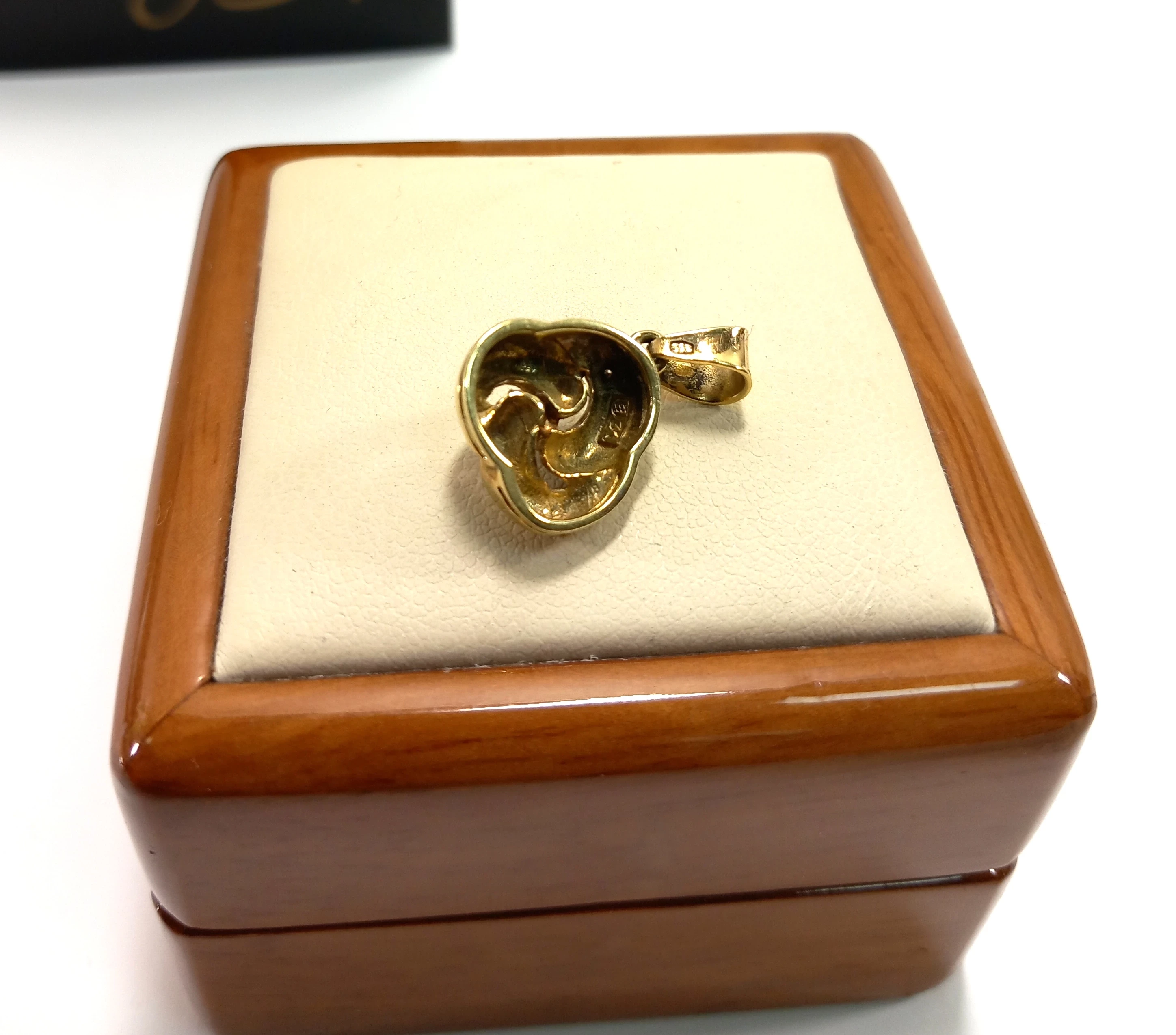 zakrecona-zlota-zawieszka-z-diamentem-p585-kamienie-221-1