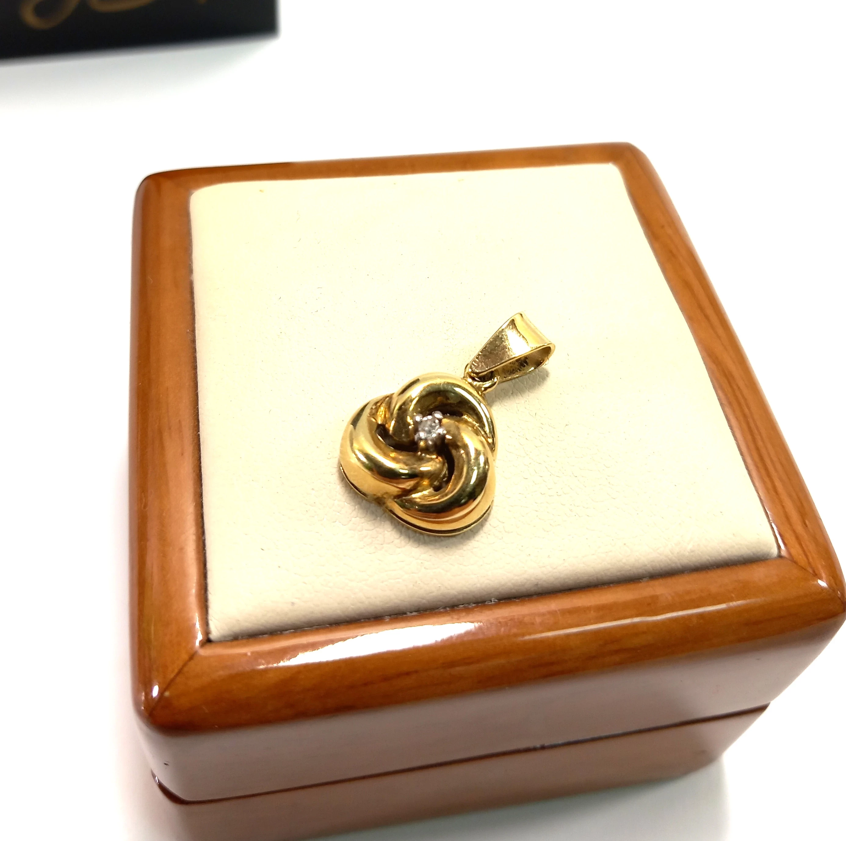 zakrecona-zlota-zawieszka-z-diamentem-p585-stan-11323-253806