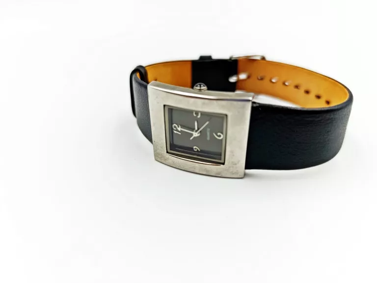 zegarek-damski-nareczny-quartz-kwadratowa-koperta-mechanizm-18738-1