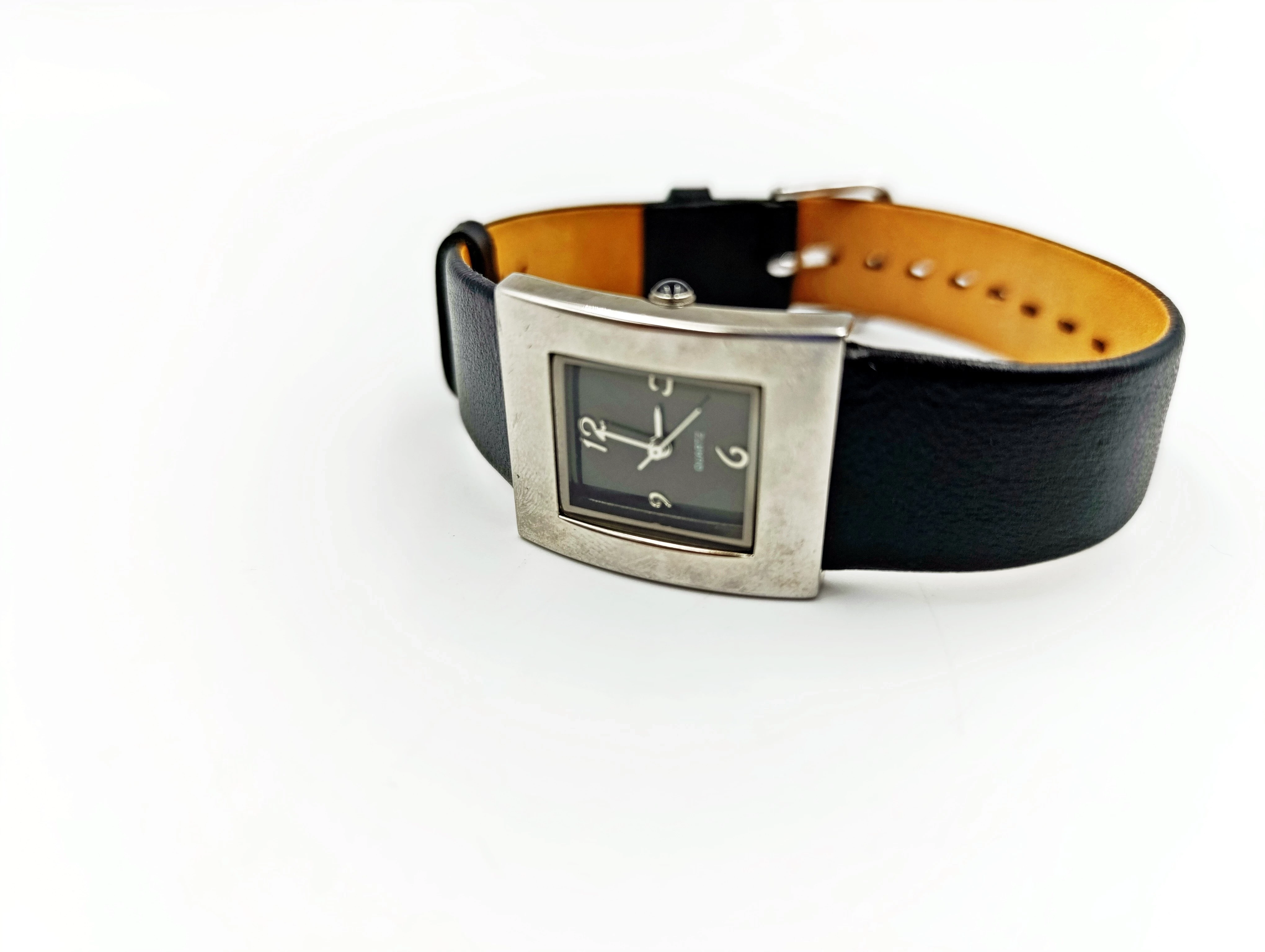 zegarek-damski-nareczny-quartz-kwadratowa-koperta-mechanizm-18738-1