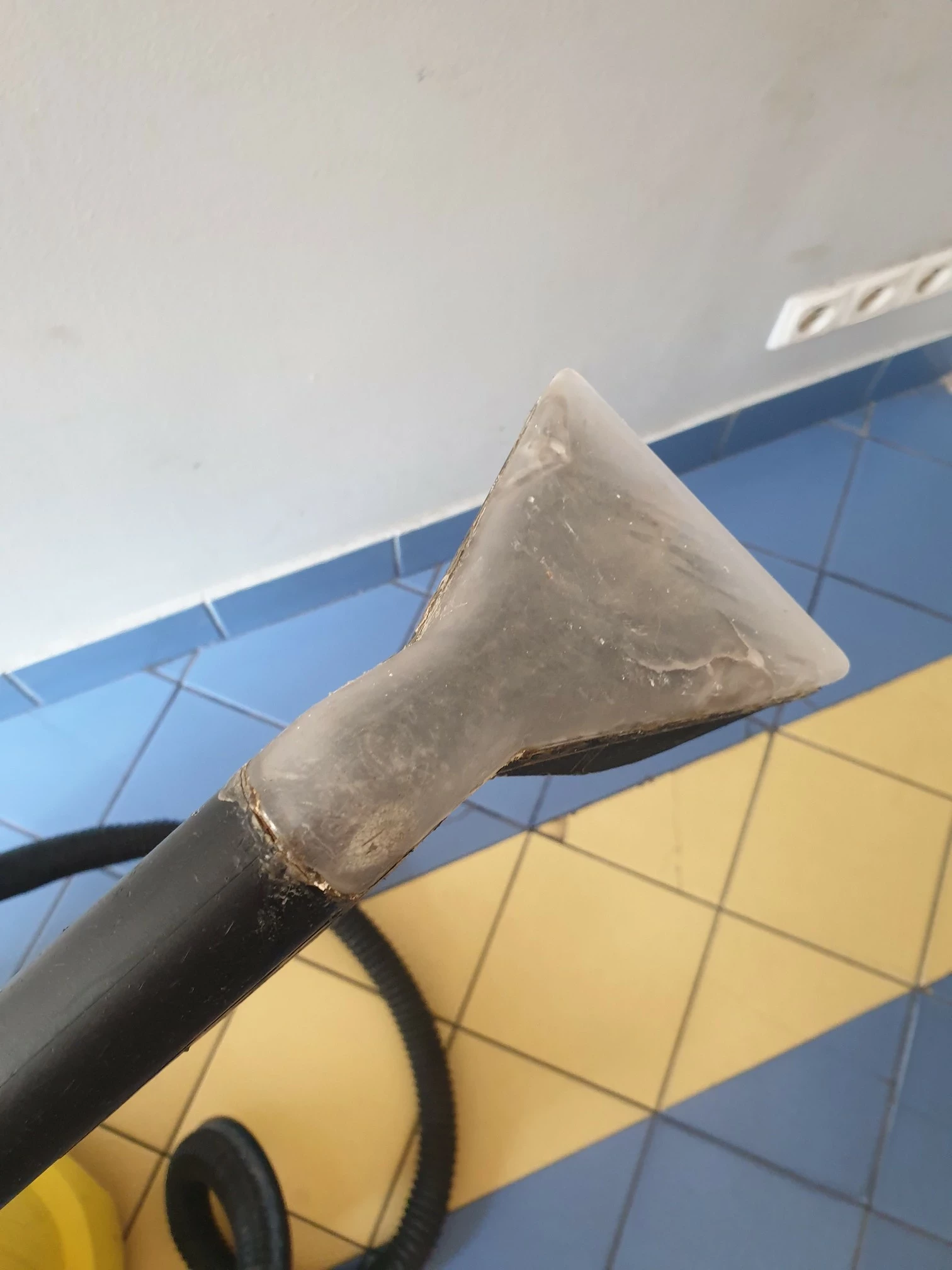 odkurzacz-pioracy-ekstrakcyjny-karcher-puzzi-81c-commercial-pojemnosc-zbiornika-na-czysta-wode-800