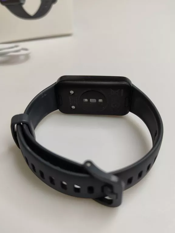 SMARTWATCH HUAWEI BAND 8  KOMPLET