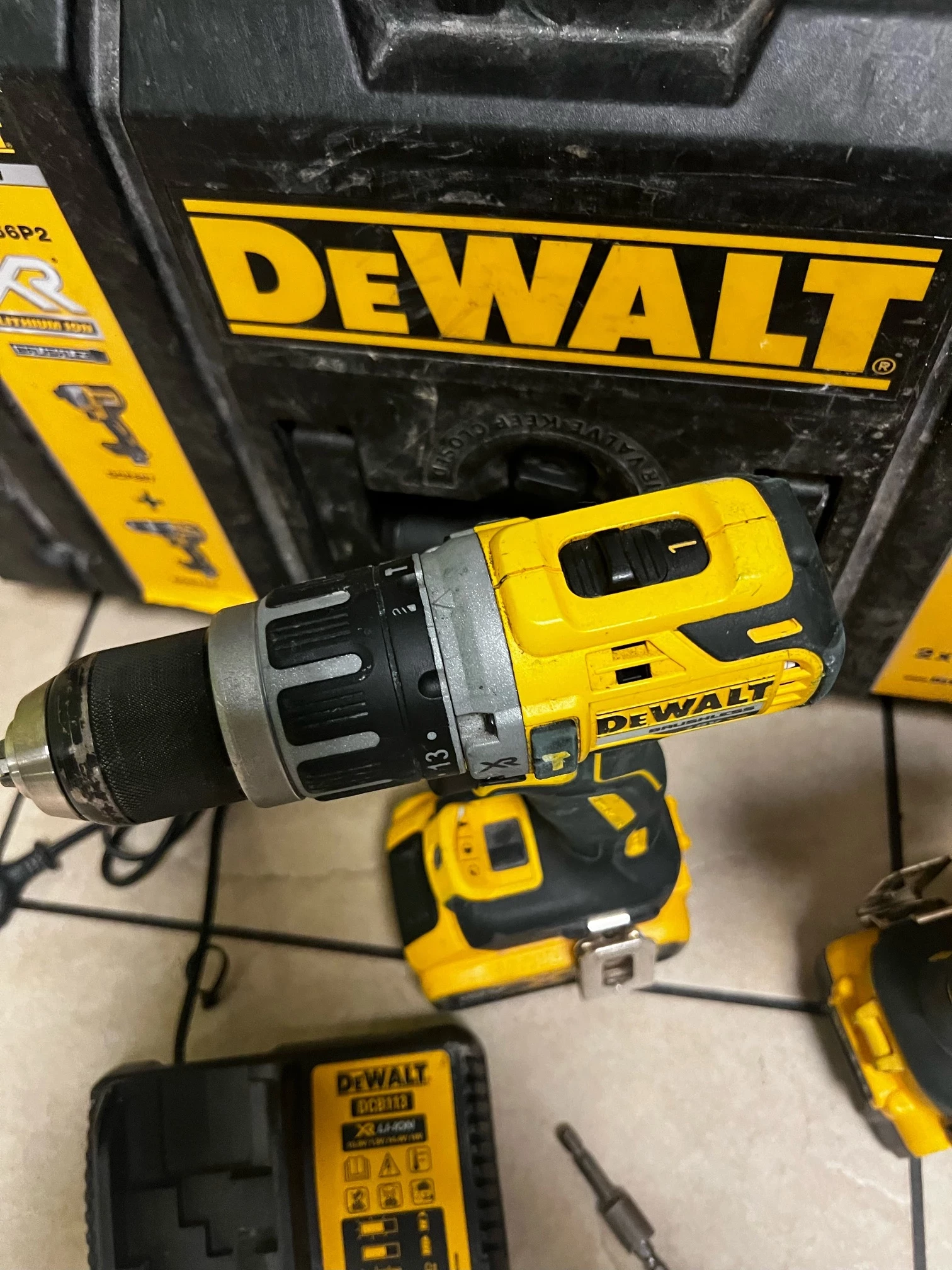 zestaw-dewalt-dck266p2-walizka-okazja-maksymalna-srednica-wiercenia-w-drewnie-30