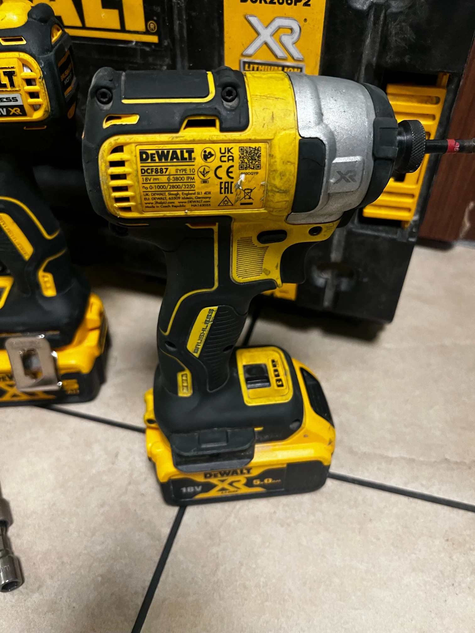 zestaw-dewalt-dck266p2-walizka-okazja-zasilanie-209202-1769478