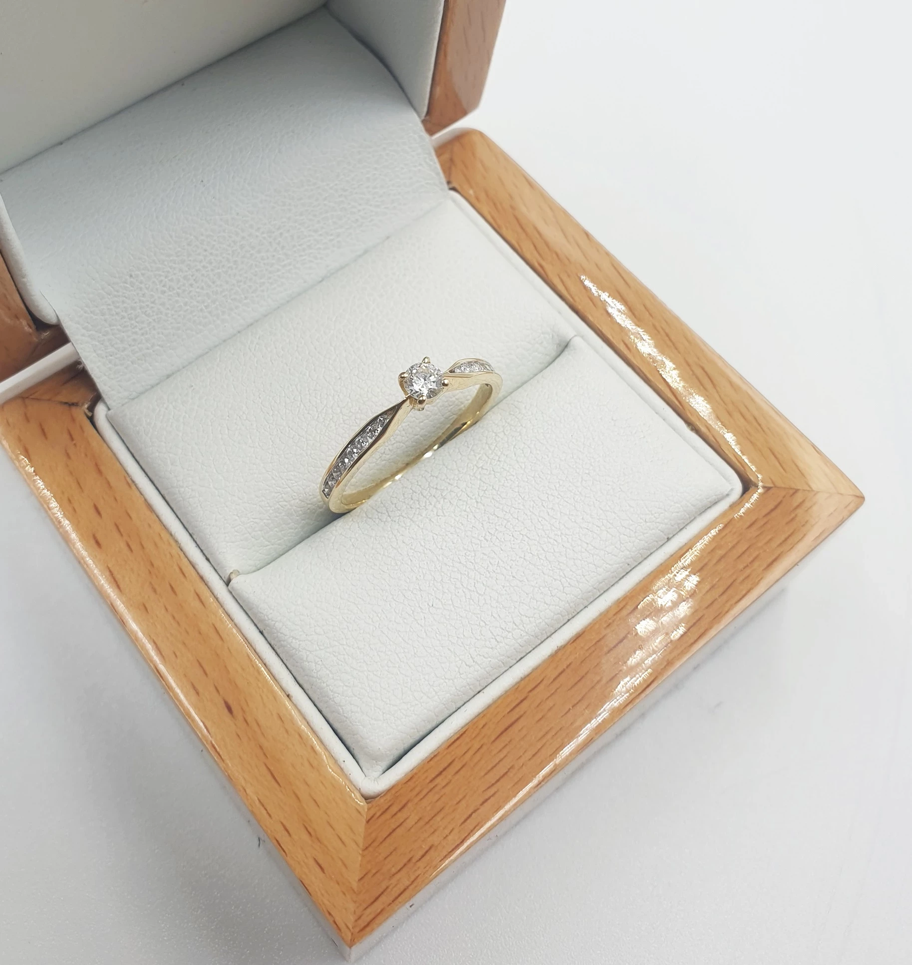 zloty-pierscionek-z-diamentami-141gr-p585-material-15835-2