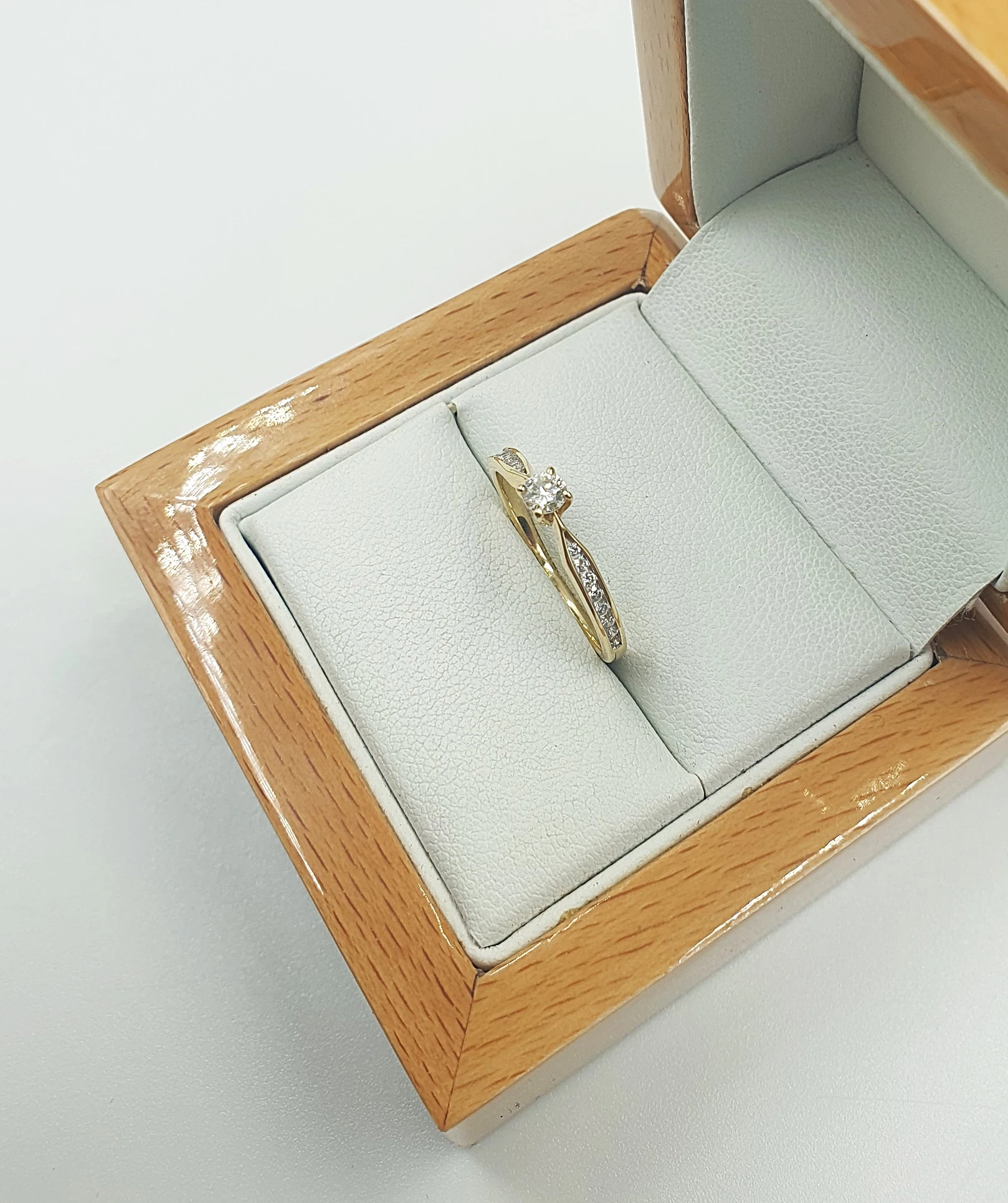 zloty-pierscionek-z-diamentami-141gr-p585-rodzaj-2205-2