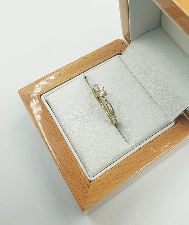 ZŁOTY PIERŚCIONEK Z DIAMENTAMI 1,41GR, P.585