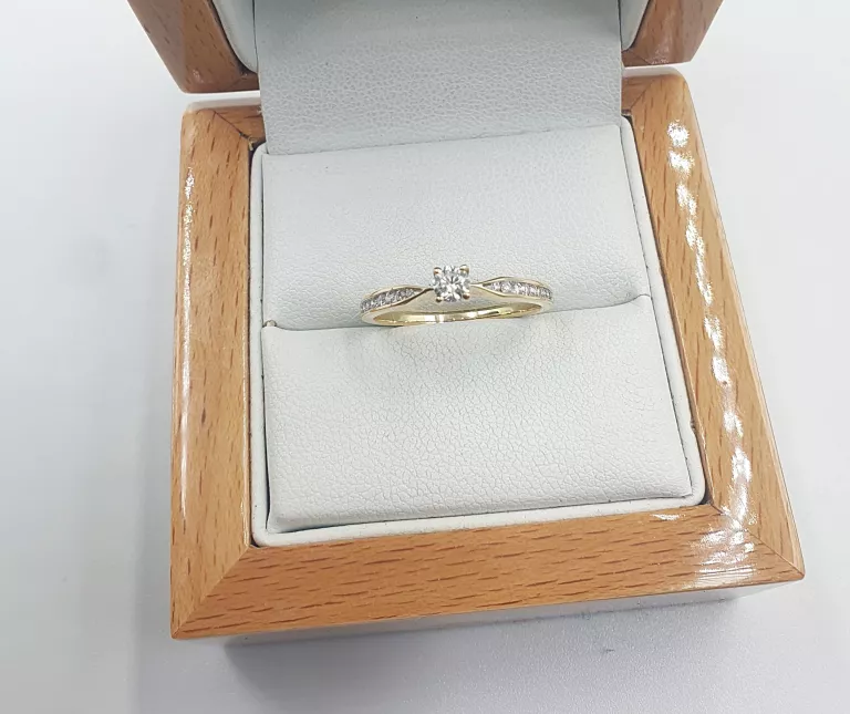 ZŁOTY PIERŚCIONEK Z DIAMENTAMI 1,41GR, P.585