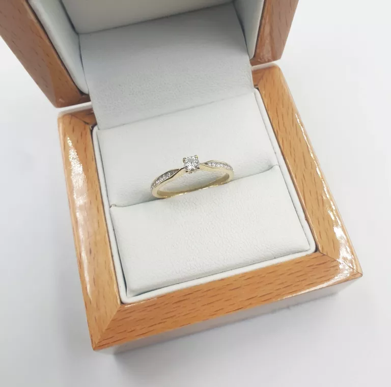 ZŁOTY PIERŚCIONEK Z DIAMENTAMI 1,41GR, P.585