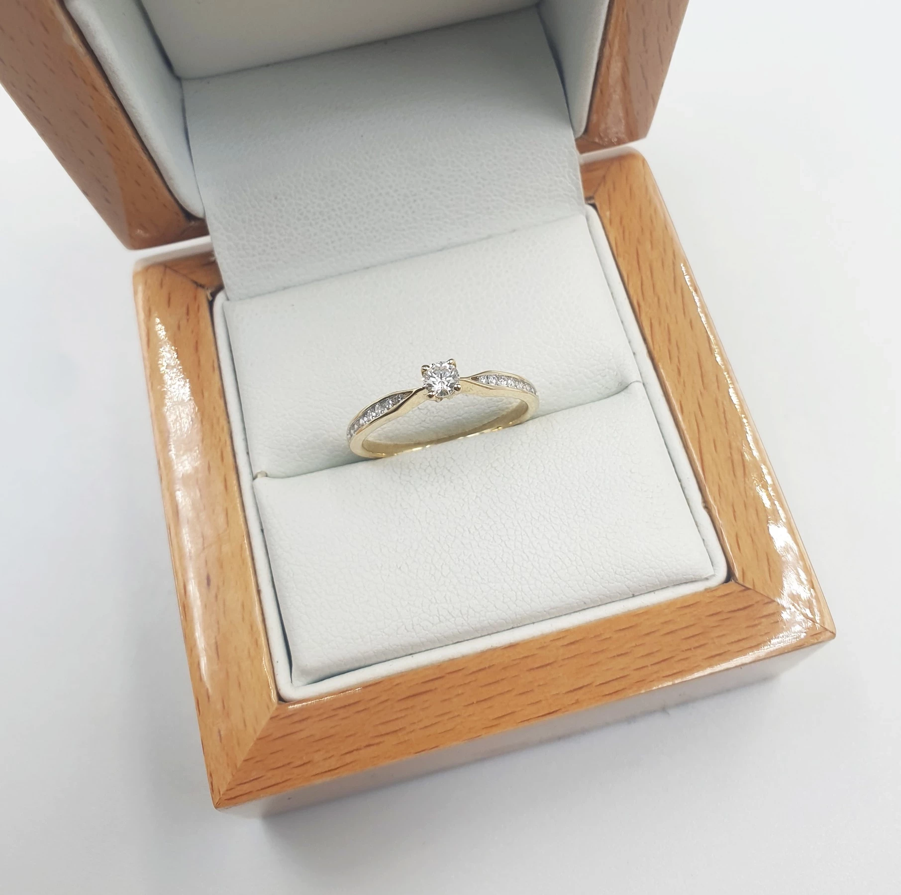 zloty-pierscionek-z-diamentami-141gr-p585-stan-11323-2