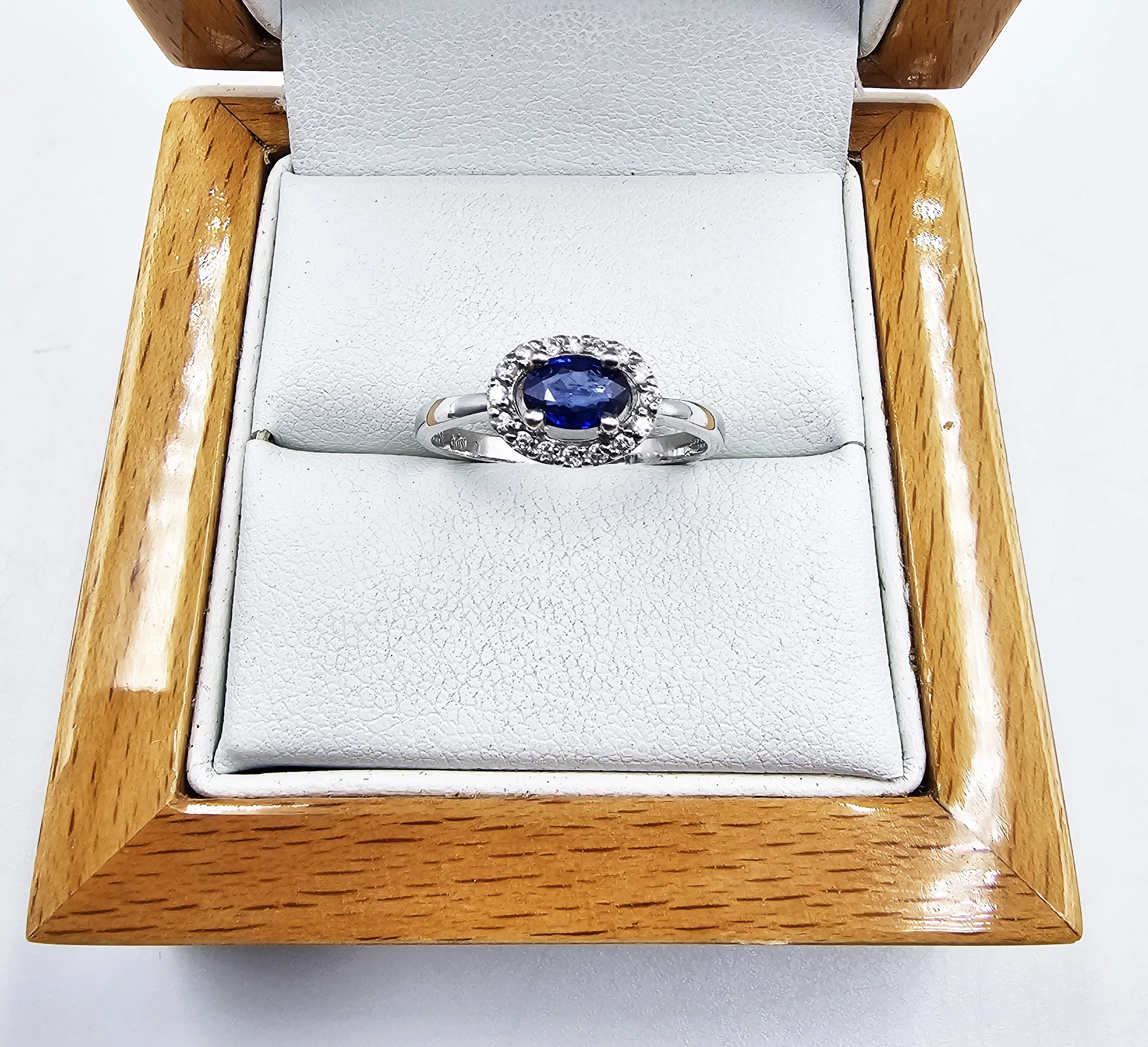 pierscionek-z-bialego-zlota-z-brylantami-i-szafirem-217gr-p585-stan-11323-2