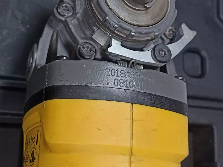 SZLIFIERKA KĄTOWA DEWALT DCG414