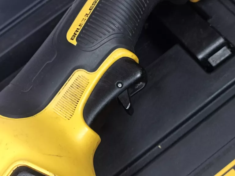 SZLIFIERKA KĄTOWA DEWALT DCG414