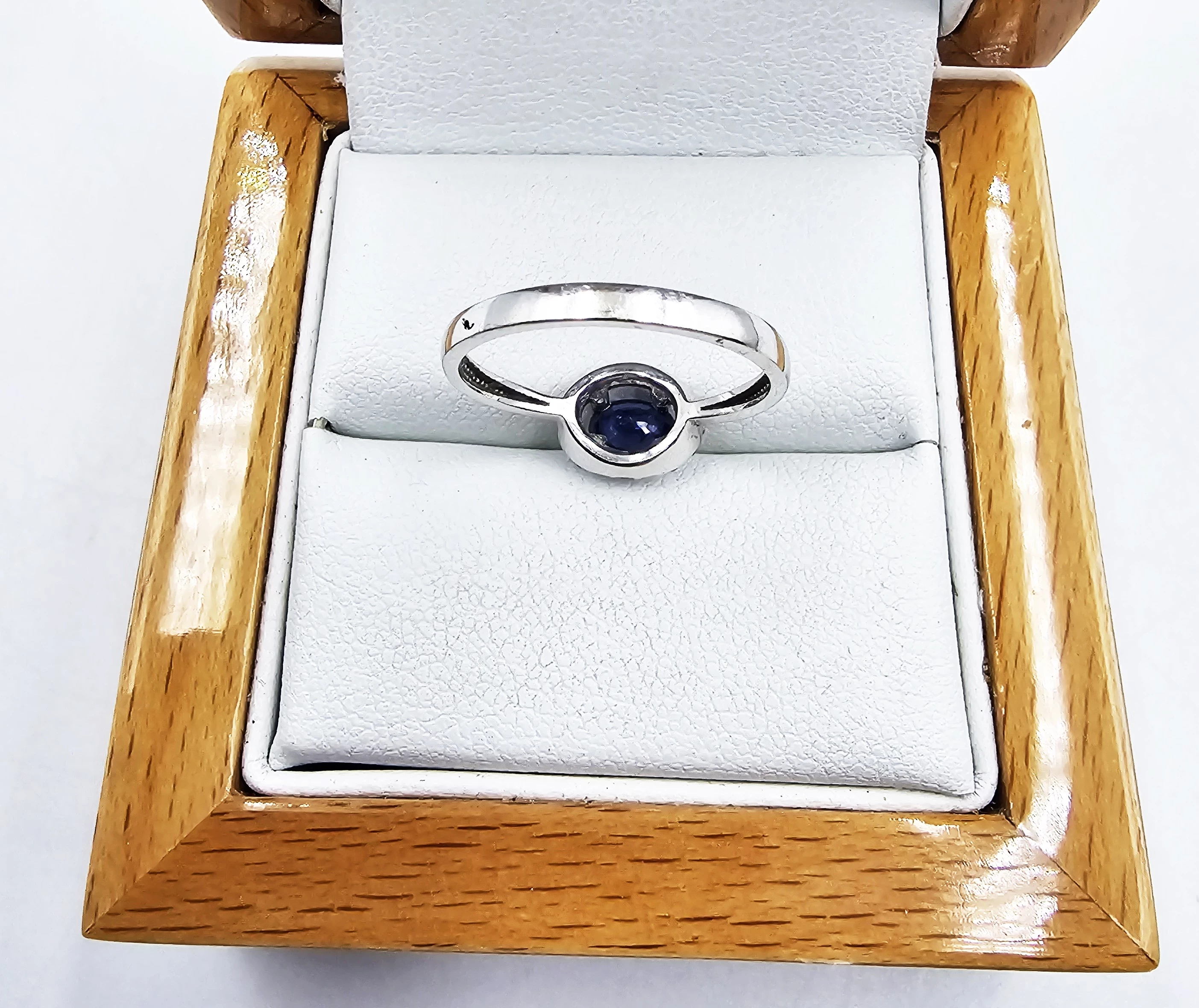 pierscionek-z-bialego-zlota-z-brylantami-i-szafirem-217gr-p585-waga-217