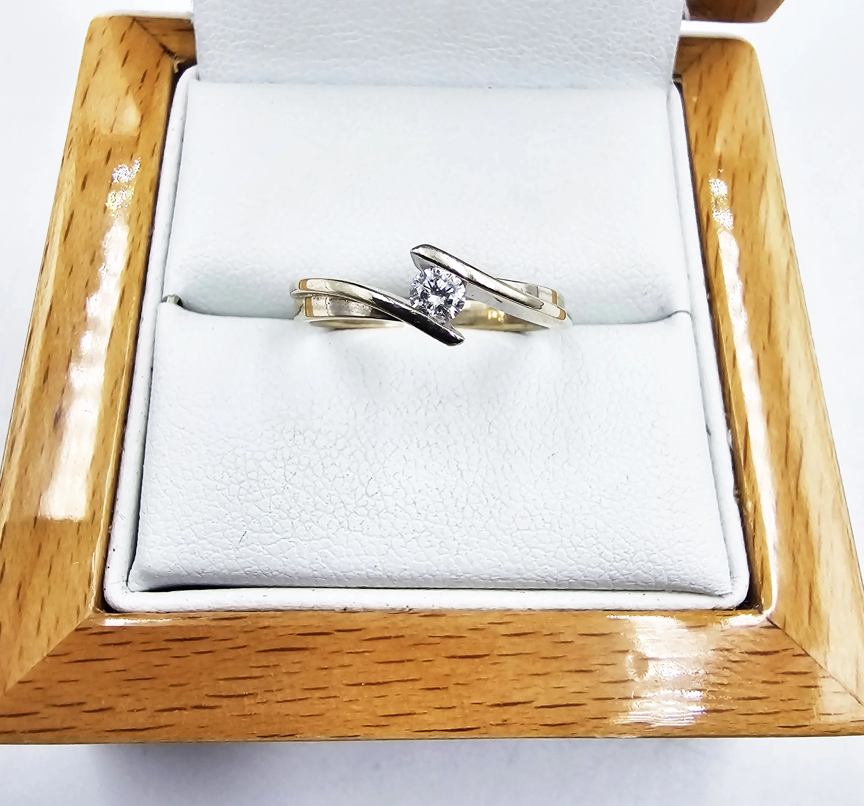 pierscionek-z-bialego-zlota-z-diamentem-247gr-p585-certyfikat-kamien-17088-8388608