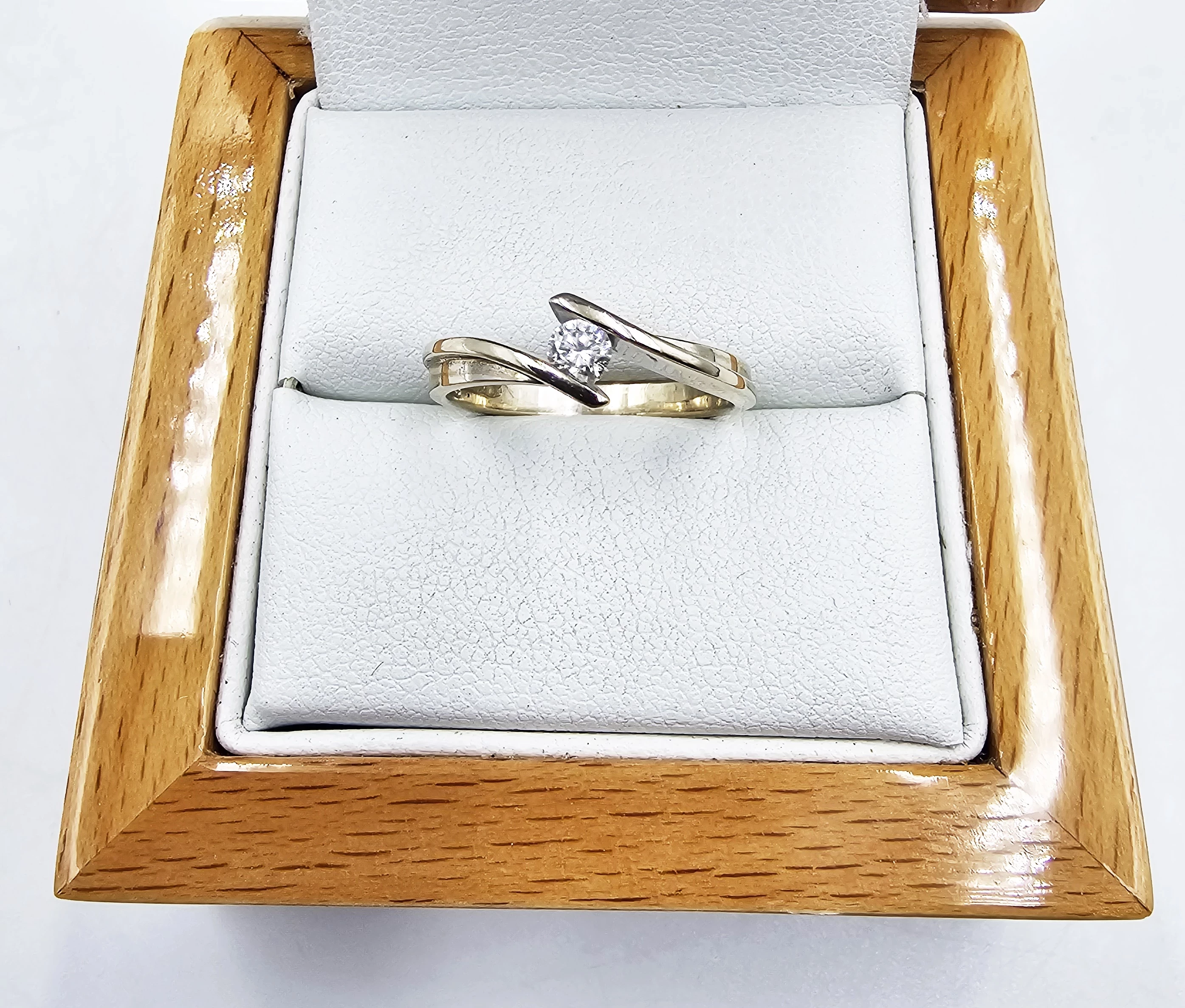 pierscionek-z-bialego-zlota-z-diamentem-247gr-p585-certyfikat-stan-11323-2