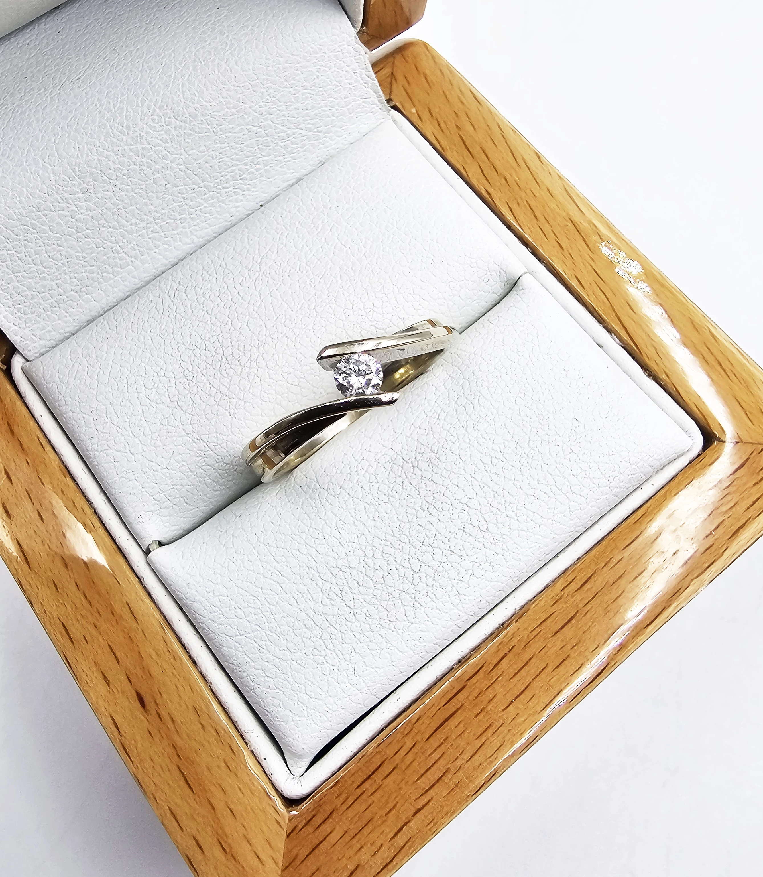 pierscionek-z-bialego-zlota-z-diamentem-247gr-p585-certyfikat-material-15835-1