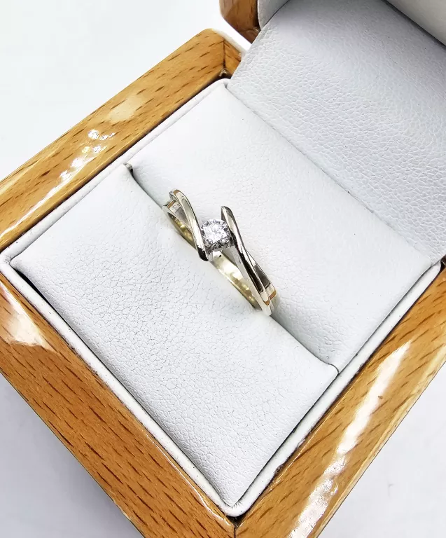 pierscionek-z-bialego-zlota-z-diamentem-247gr-p585-certyfikat-rodzaj-2205-2