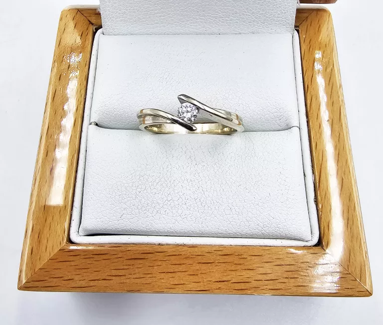 pierscionek-z-bialego-zlota-z-diamentem-247gr-p585-certyfikat-stan-11323-2