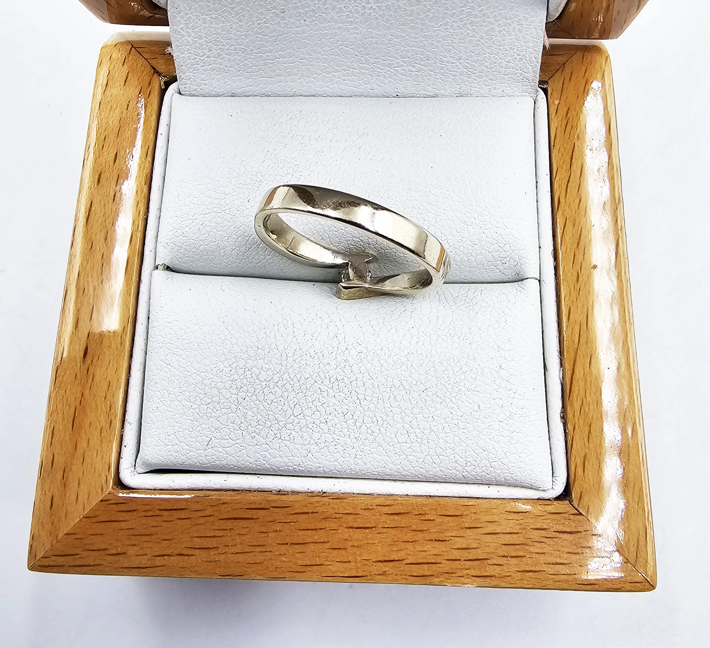 pierscionek-z-bialego-zlota-z-diamentem-247gr-p585-certyfikat-waga-247