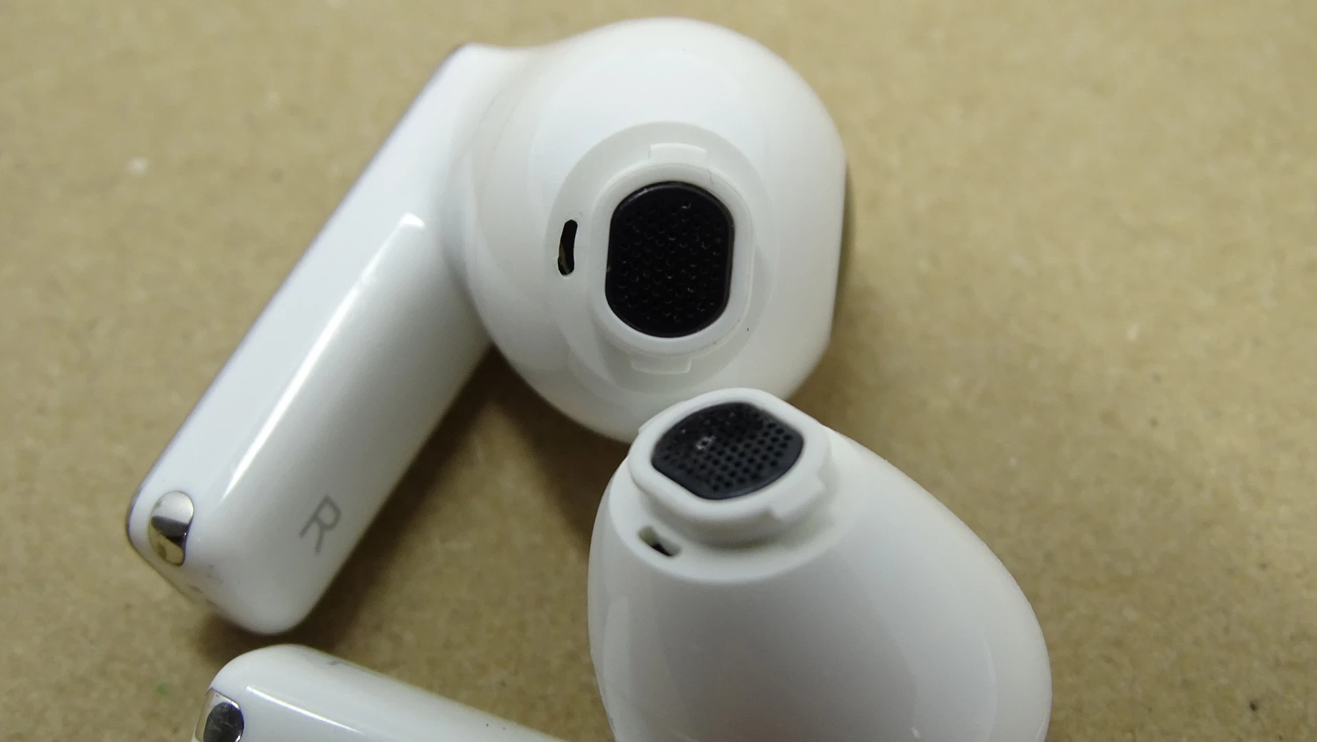 sluchawki-huawei-freebuds-pro-2-ceramic-white-t0006-komplet-kolor-dominujacy-129357-2