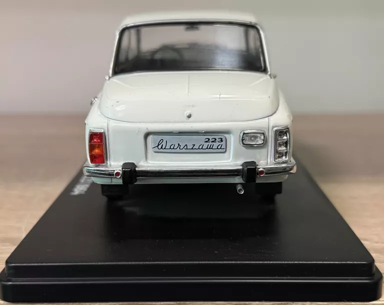MODEL SAMOCHODU FSO WARSZAWA 223 1:24