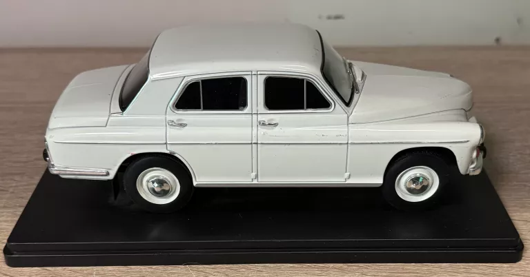 MODEL SAMOCHODU FSO WARSZAWA 223 1:24