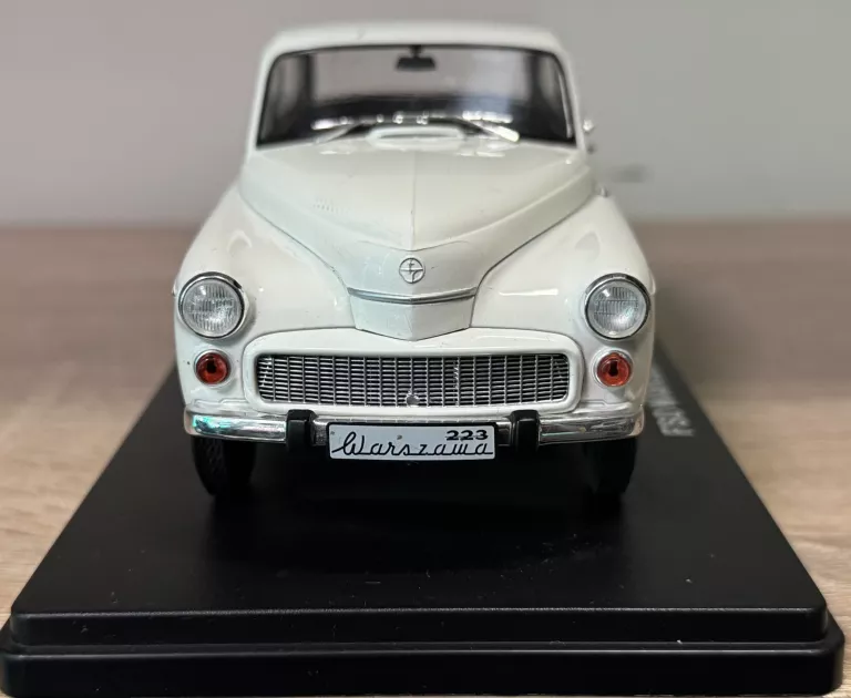 MODEL SAMOCHODU FSO WARSZAWA 223 1:24