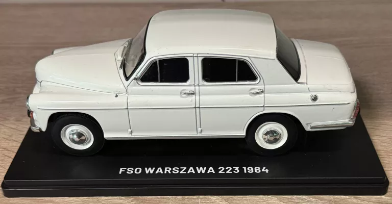 MODEL SAMOCHODU FSO WARSZAWA 223 1:24