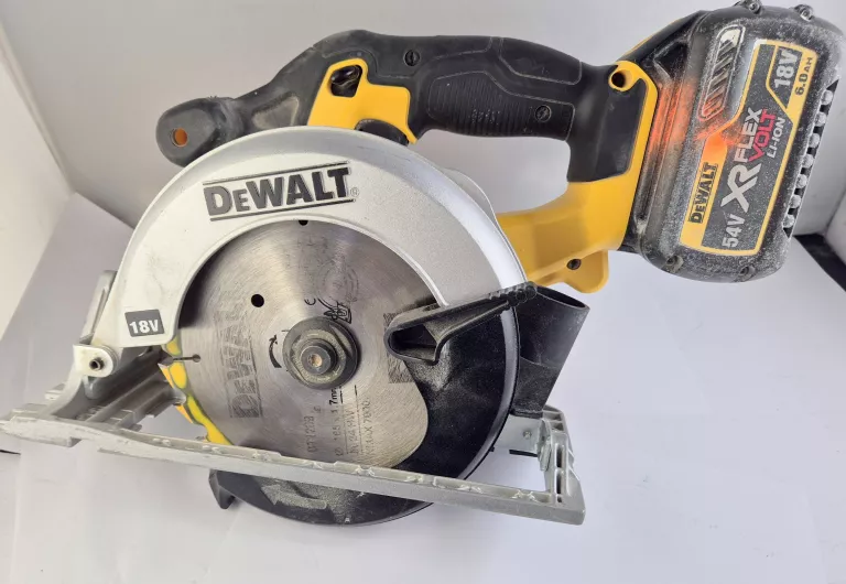 PIŁA TARCZOWA DEWALT DCS391 + AKU 6AH/4AH + ŁADOWARKA