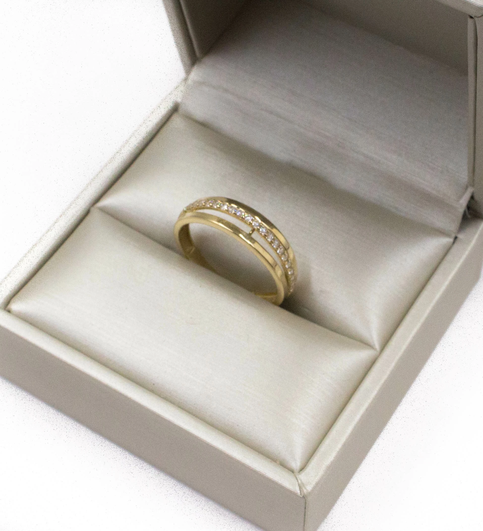 ladny-zloty-pierscionek-obraczka-z-cyrkoniami-14k-w200g-r16-p55-rodzaj-2205-2