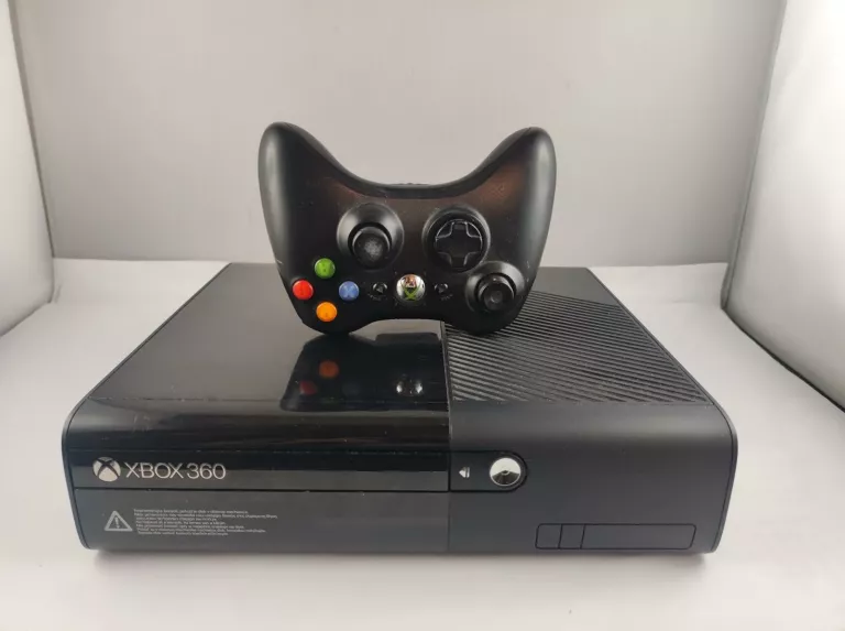 KONSOLA  XBOX 360 500GB+ PAD