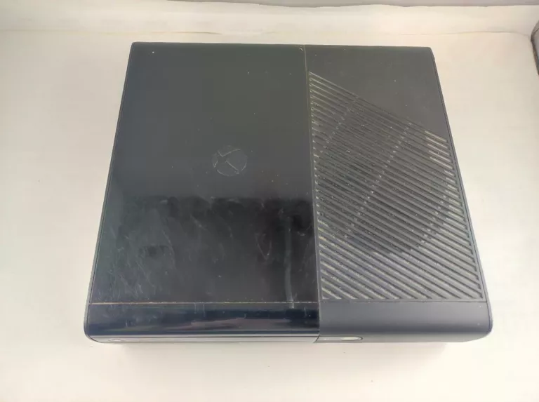 KONSOLA  XBOX 360 500GB+ PAD